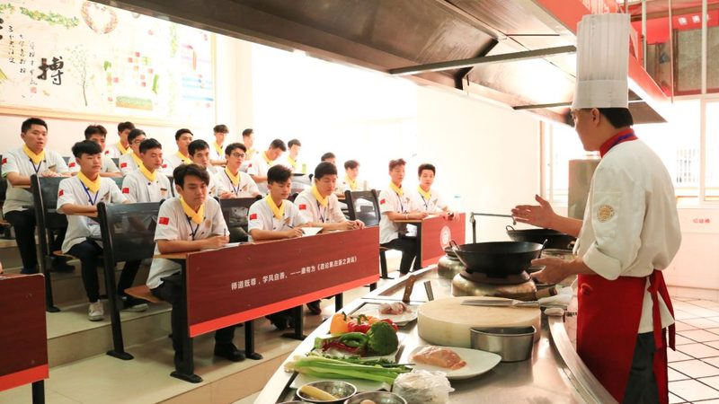 餐饮加盟与直营：模式差异与选择考量