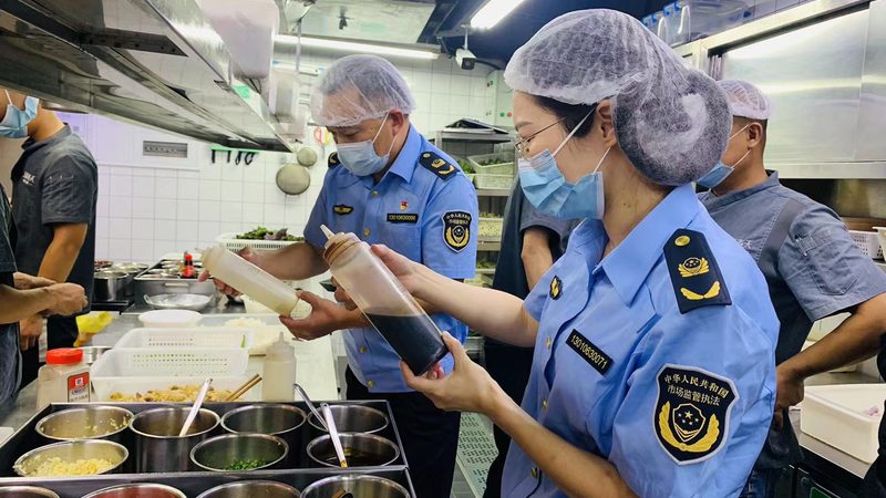 许多消费者在选购坚果炒货时容易陷入以下误区：